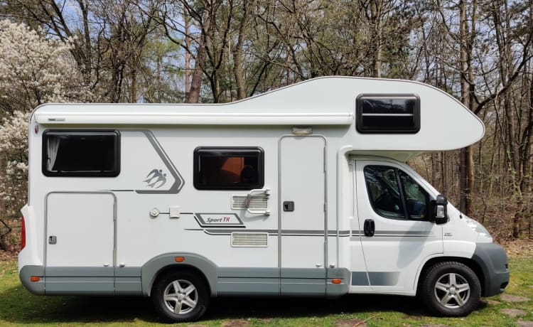 Knausie – Neat, Compact Four-person (family) Camper with two fixed beds