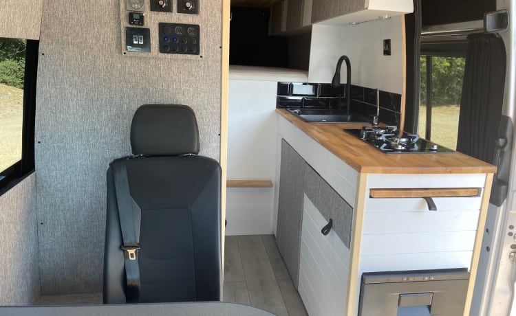 Finley – 'Finley' Luxuriöser VW Crafter Expedition Campervan Aufstelldach für 4 Personen