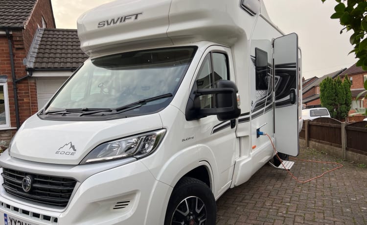 Swift Edge 486 – Swift EDGE 486 mit 6 Schlafplätzen