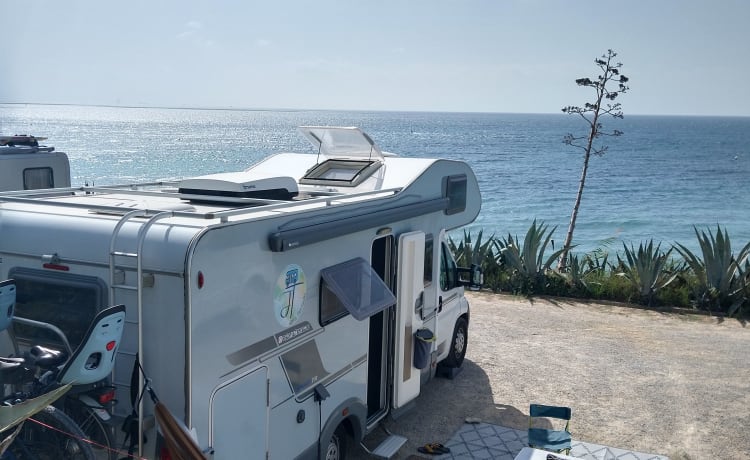 Camper familiare di lusso pronto per viaggi meravigliosi