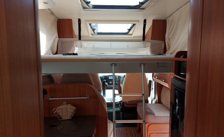 Beautiful spacious 5 p Adria semi-integrated