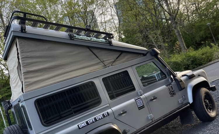 The Silver Bullit – Landrover Defender (Portugal) 110 Camping-car tout-terrain 4x4 unique en son genre