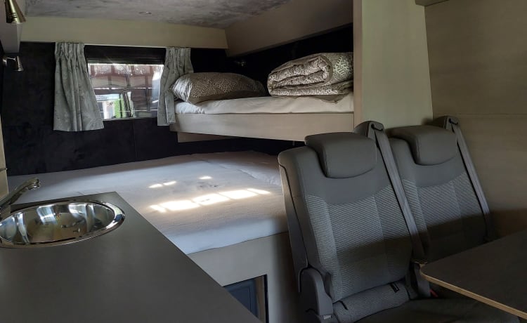 Harrie – Harrie - Brandweercamper Mercedes 4-p