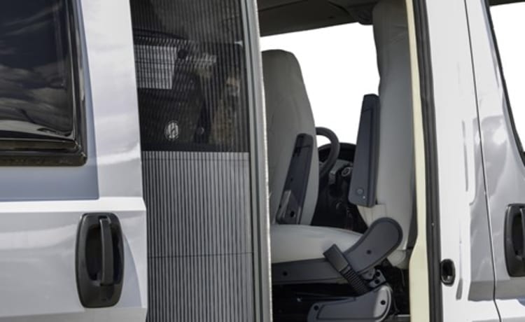 Campervan35 – Mc Louis Fiat bus 140 pk nieuwe 4 slaapplaatsen nieuwe Fiat cabine