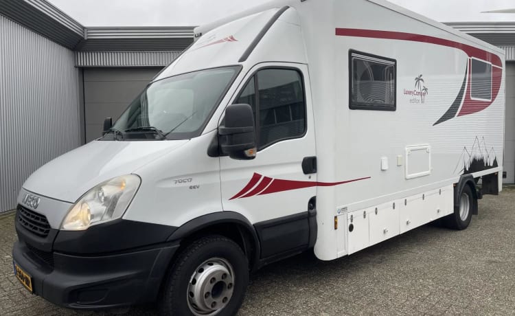 Camping-car hors réseau avec terrasse