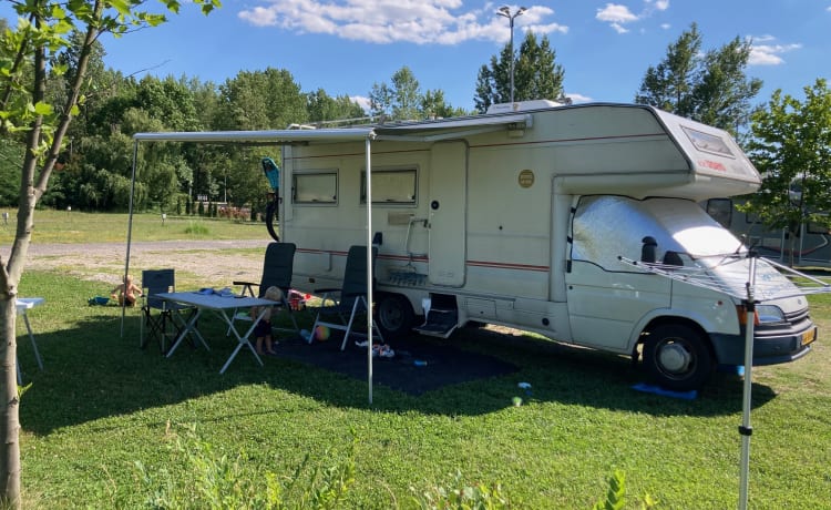 de Hut  – Gezellige gezinscamper met Alkoof (merk Ford)