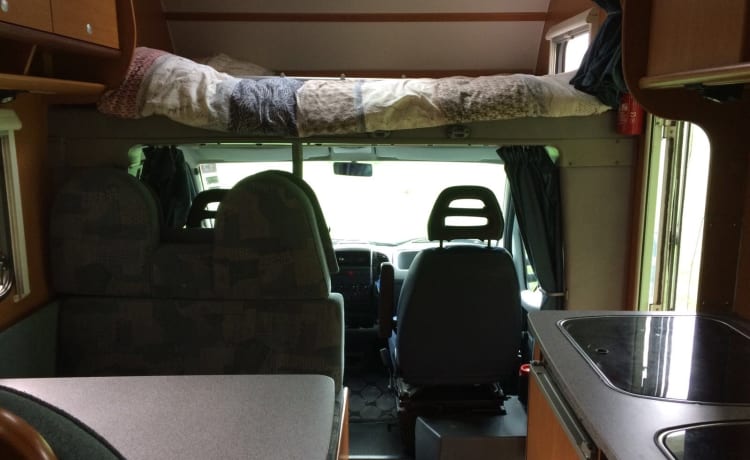 Beautiful spacious family motorhome for 6 people with air conditioning