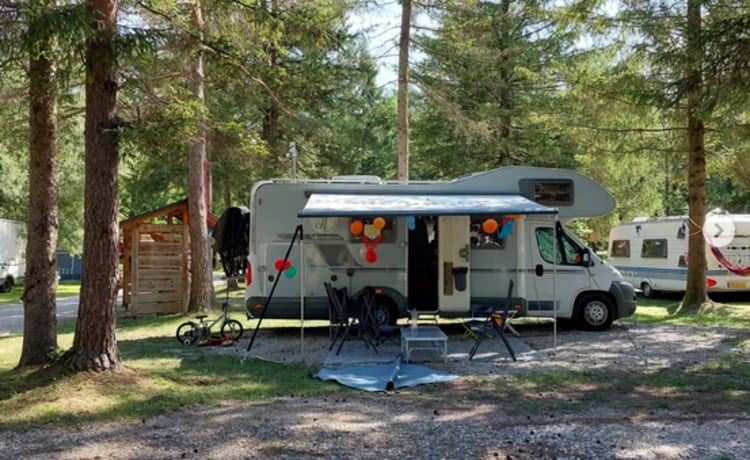 Camping-car familial de luxe prêt pour de merveilleux voyages