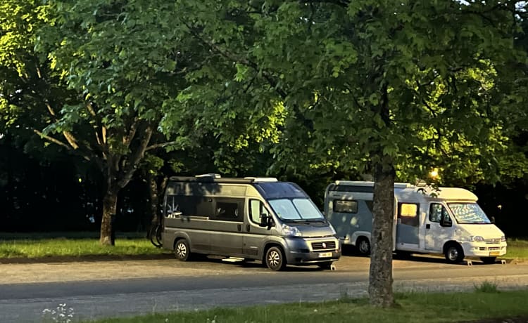 Belle machine Camperbus - 2 pers - très bien équipée à louer