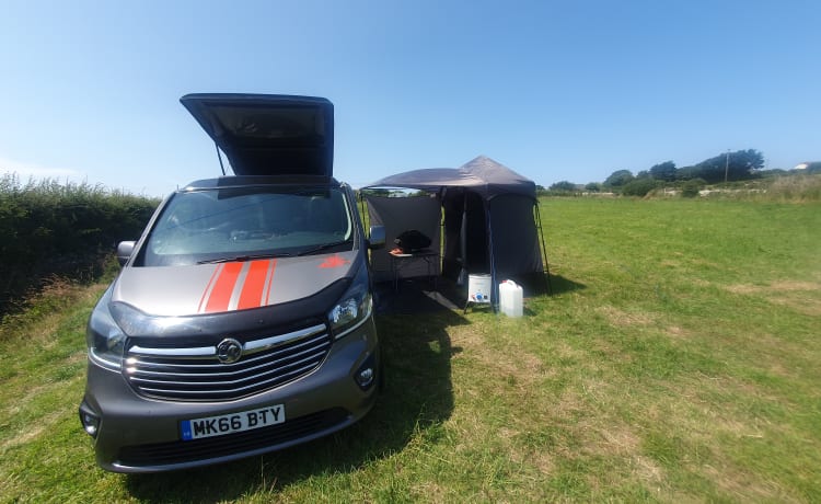 Betty – Betty op maat gemaakte full off-grid 4-persoons Vauxhall vivaro campervan uit 2017