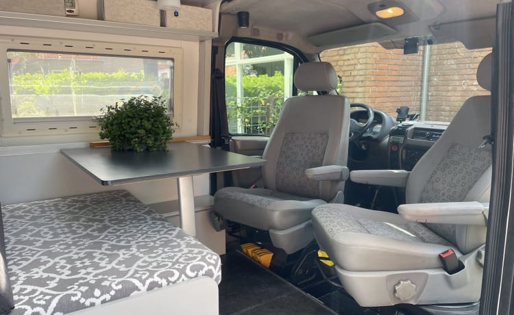 Comfortabele Renault camperbus voor 2 (max 3) personen