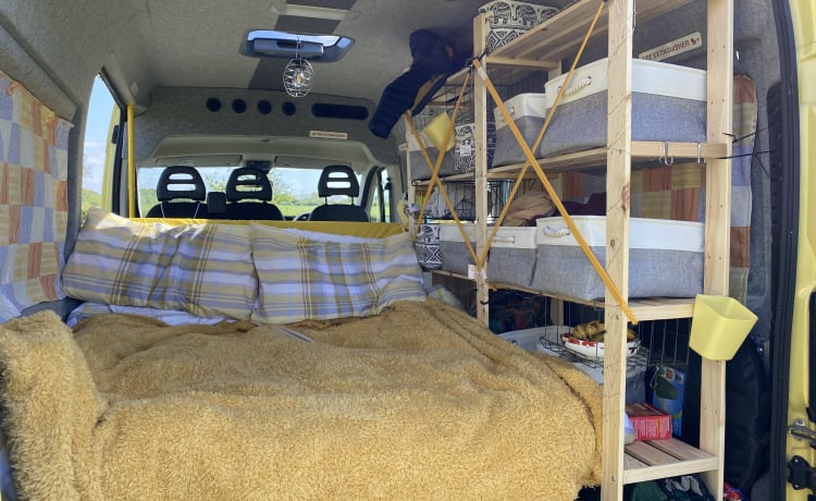 Vincent – een comfortabele gele Renault-camper met 2 slaapplaatsen uit 2015