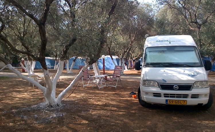 camping-car compact avec de nombreuses fonctionnalités