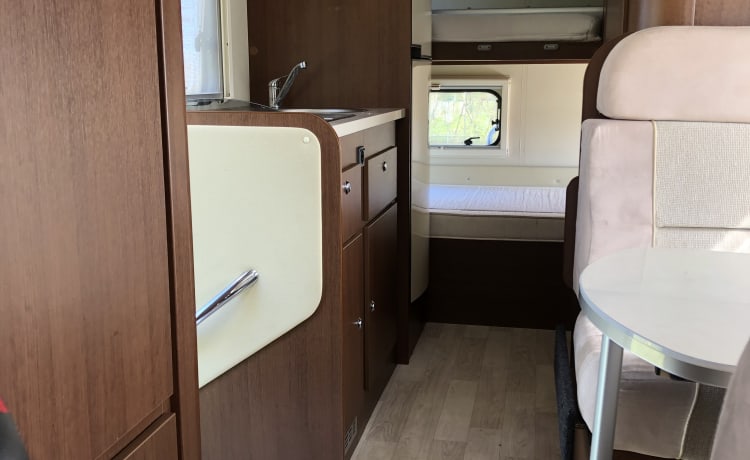 Luxueux camping-car familial spacieux pour 6 personnes avec air climatisé (2x), garage et inventaire.