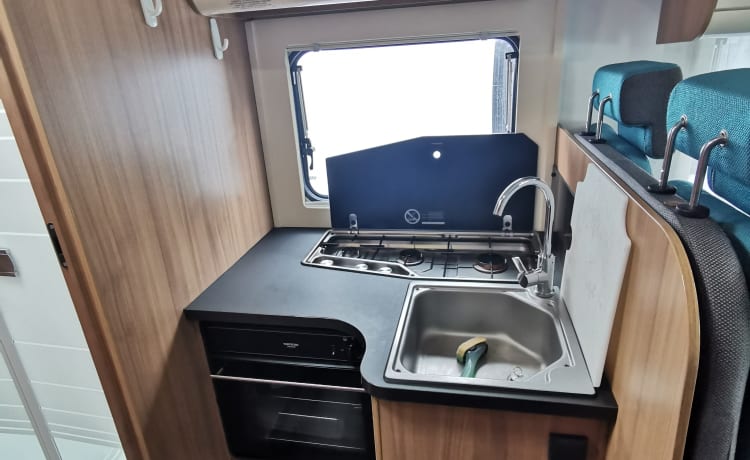 Moderno camper Sunliving ideale per famiglie o gruppi di 4+