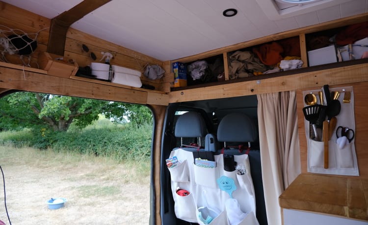 George  – 2-persoons Ford campervan uit 2010