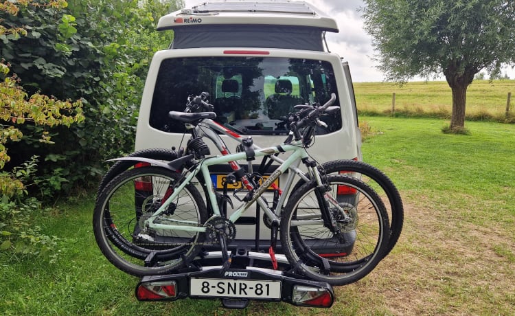 Self-built VW T5 camper for 2 people