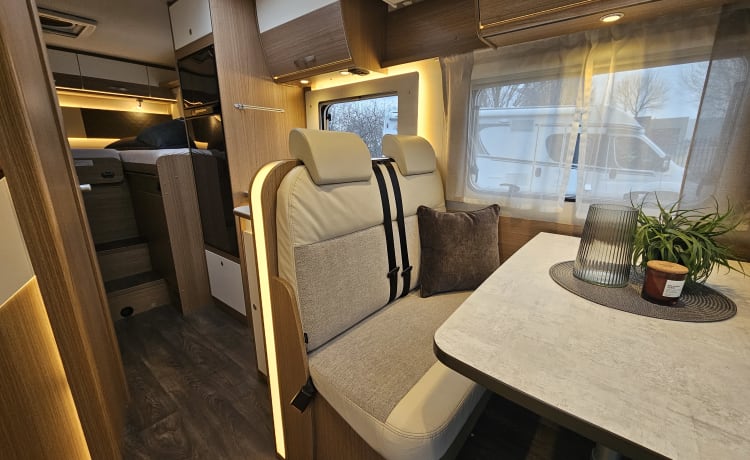 Carado T448 (bj 2022) – Automaat - Volledig uitgerust - Zeer luxe camper lengtebedden - Modern