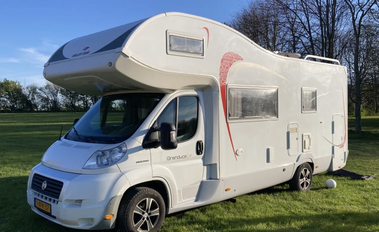 Roller Team – Spacious, cozy 6-person family camper