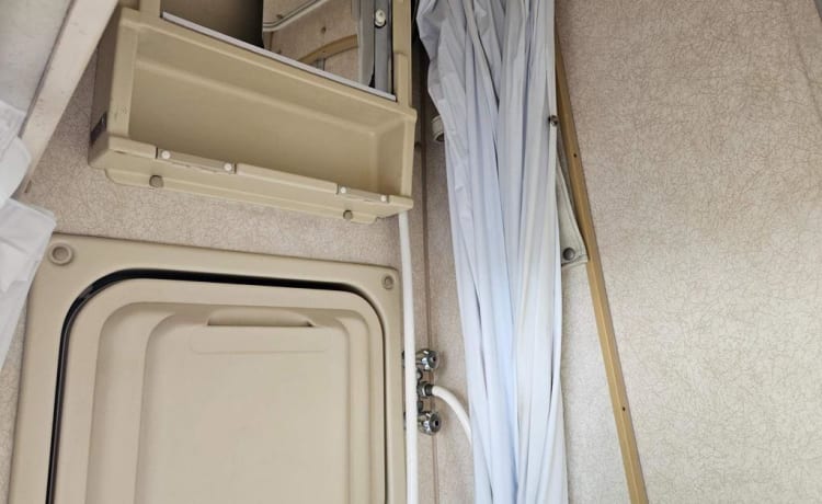 TOM – 5-persoons VW T25 Autosleeper Topaz met keuken, douche