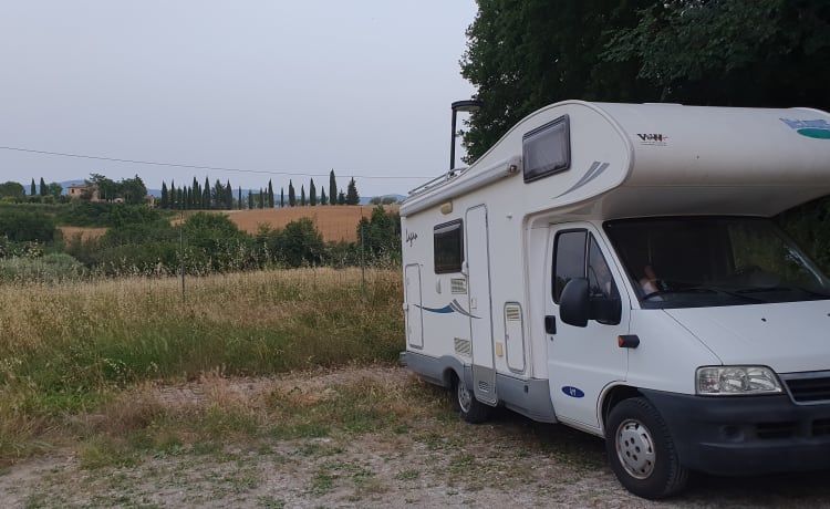 6-seater overcab McLouis Lagan 411