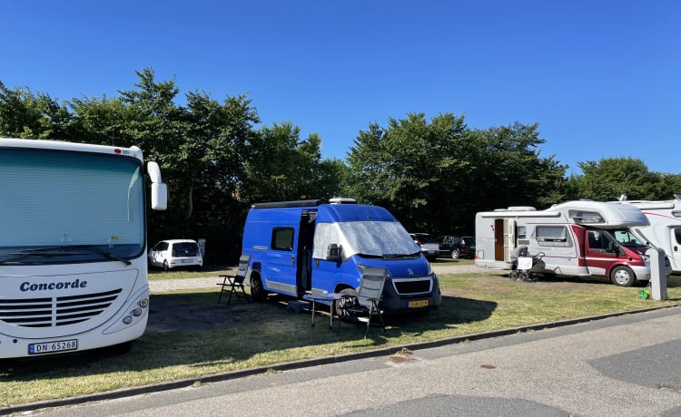 Blue Rambler – Peugeot Boxer bus camper from 2015