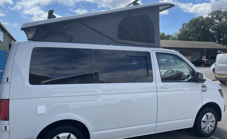 Quicksilver  – VW T6 blanc quatre couchettes.