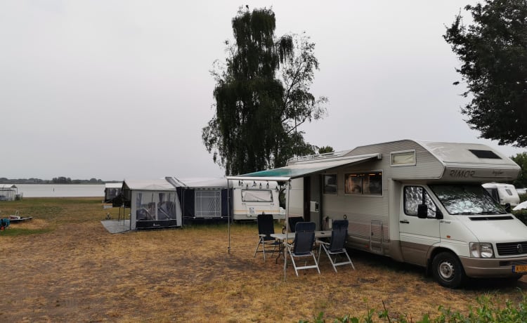 Ruime 6 persoons Rimor camper van alle gemakken voorzien. 