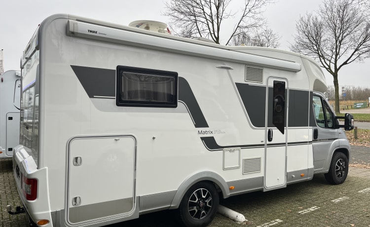 4p Adria Matrix 640 DC (limited edition) met queensbed uit 2020