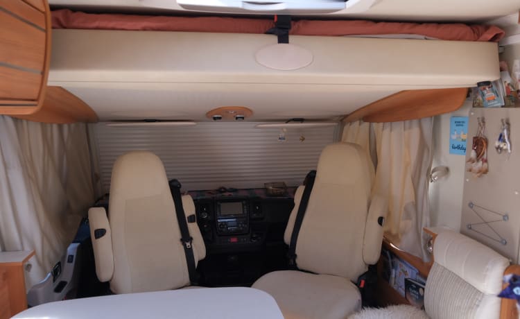 Spacious, luxurious and very extensive Hymer for 4 people