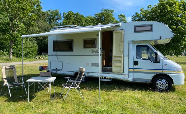 Super spacious, fresh and cozy 5 p alcove camper