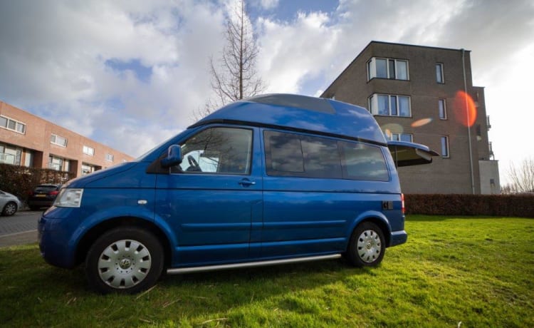 Mooie blauwe buscamper voor 2 pers. Volkswagen.