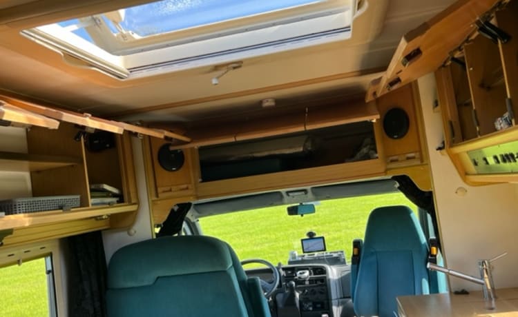 Beau camping-car Fiat Ducato pour 4 personnes, entièrement équipé.