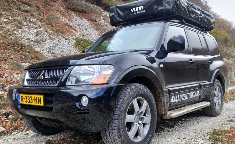 4x4 Mitsubishi Pajero con grande tenda sul tetto