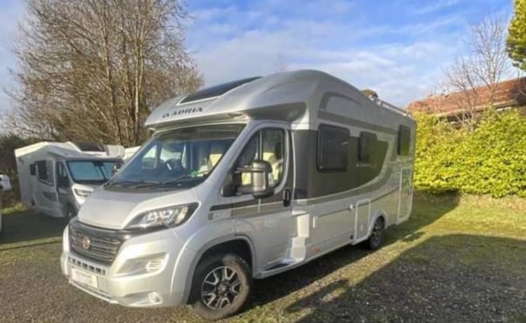 SilverBird – luxurious Adria Matrix 670SL - Located 10mins from Heathrow Airport