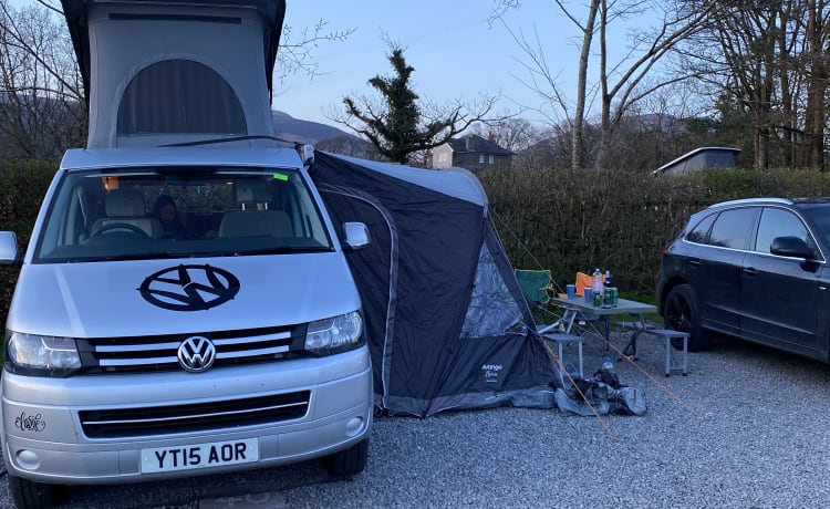 Vino – Conversione 4 posti letto Volkswagen T5 Hillside Camper 2015