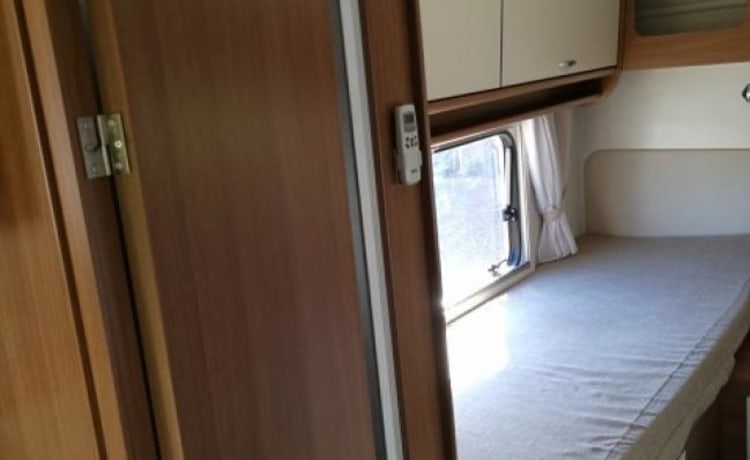 B-type – Luxury motorhome, semi-integrated with length beds