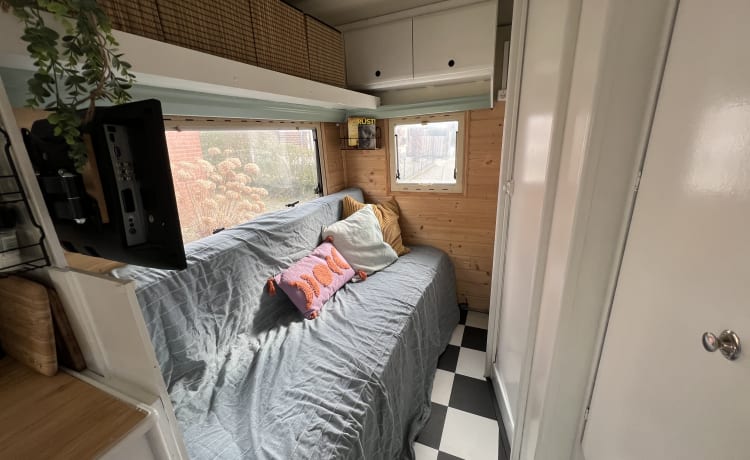 Cozy Fiat alcove camper, for max. 5 people