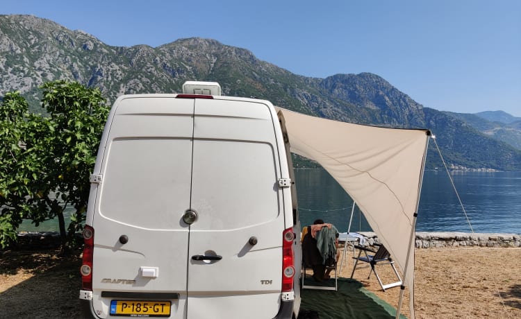 The line seeker – Offgrid Volkswagen Crafter zelfombouw met mountainbike garage