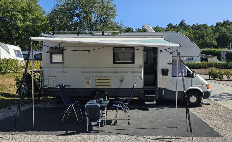 Camping-car Ford Transit Rimor confortable pour 4 personnes - Parfait pour les familles !