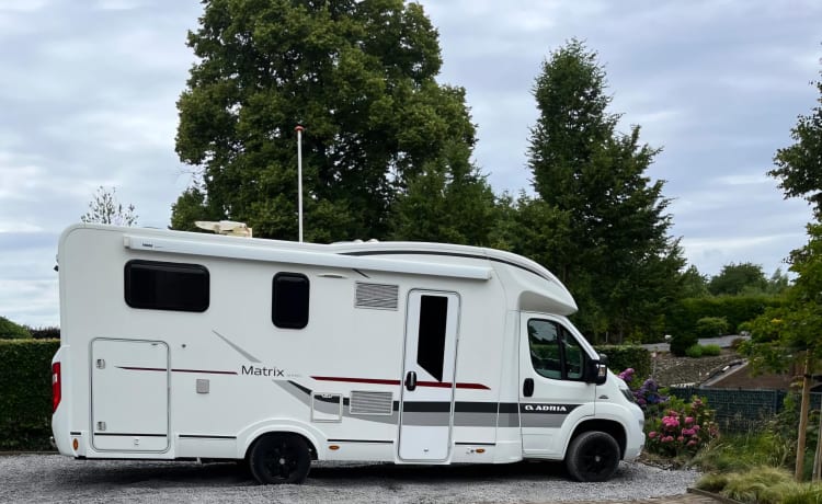 Luxury 4p Adria Matrix from 2015 with automatic level system