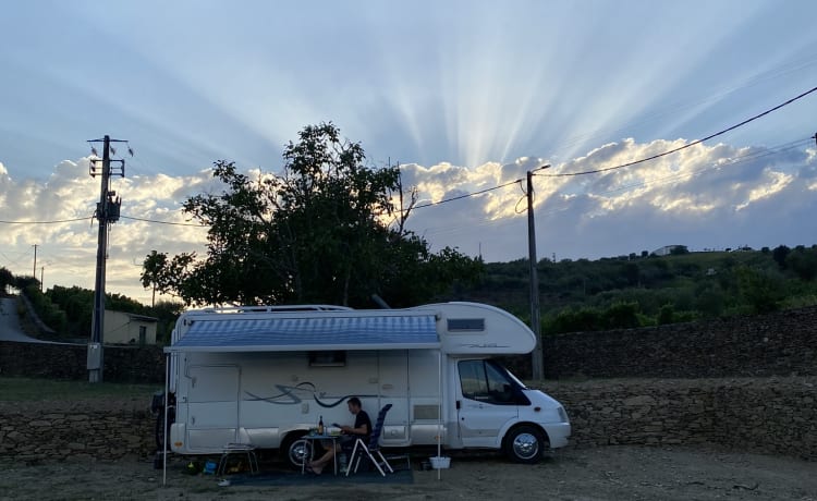 Camping-car familial à alcôve Rimor Super Brig 677 TC 6p