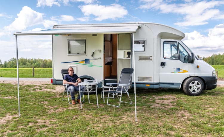 Compact semi-integrated motorhome