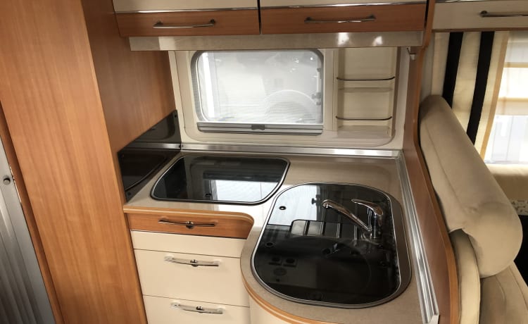 Krabje – Super mooie reis camper 4 personen met Airco Woonruimte en hefbed