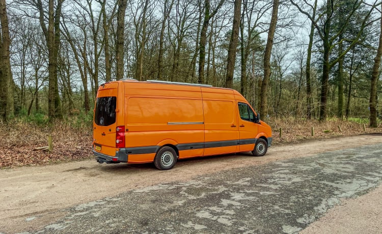 Orange – VW Crafter, sehr geräumiger, komfortabler und luxuriöser Off-Grid-Campervan.