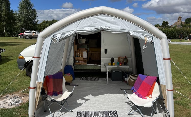 Motzzi  – Superbe conversion de fourgon - Réservez maintenant pour Glasto ! 