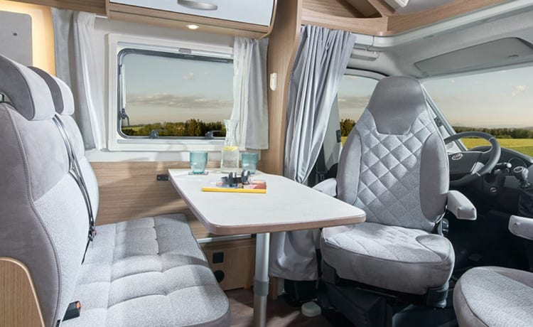 Carado T338 (nieuw) – Experience the freedom! Luxurious and fully furnished - length beds - XXL garage