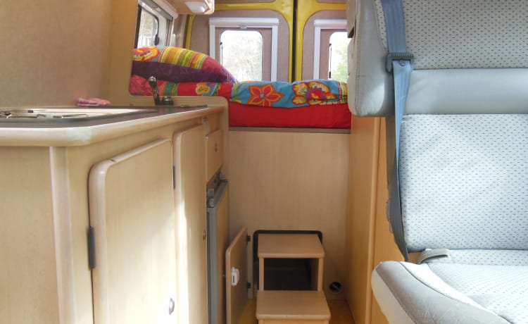 Camping-car confortable pour deux personnes, se conduit comme une voiture de tourisme