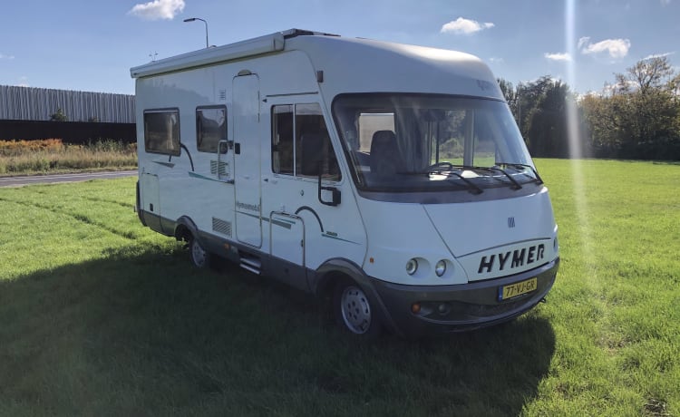 Ideal family camper Hymer B574, Airco, Fixed bed and Drop-down bed 5 pers, 2.8 Turbo