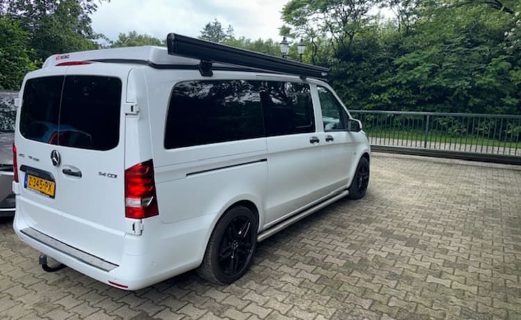 4p Mercedes-Benz campervan uit 2018 met nieuwe inbouw